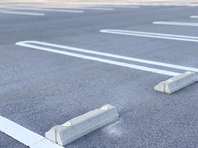 空の駐車場と車止めの線
