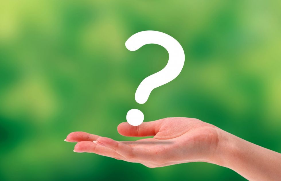 緑の背景に浮かぶクエスチョンマーク